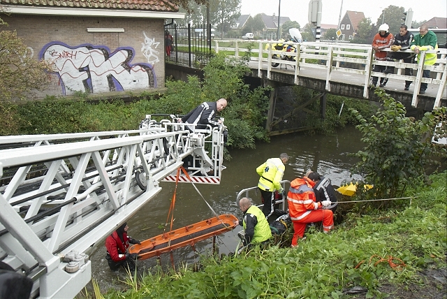 2010/261/GB 20100930 007 Hoofdweg voertuig te water.jpg